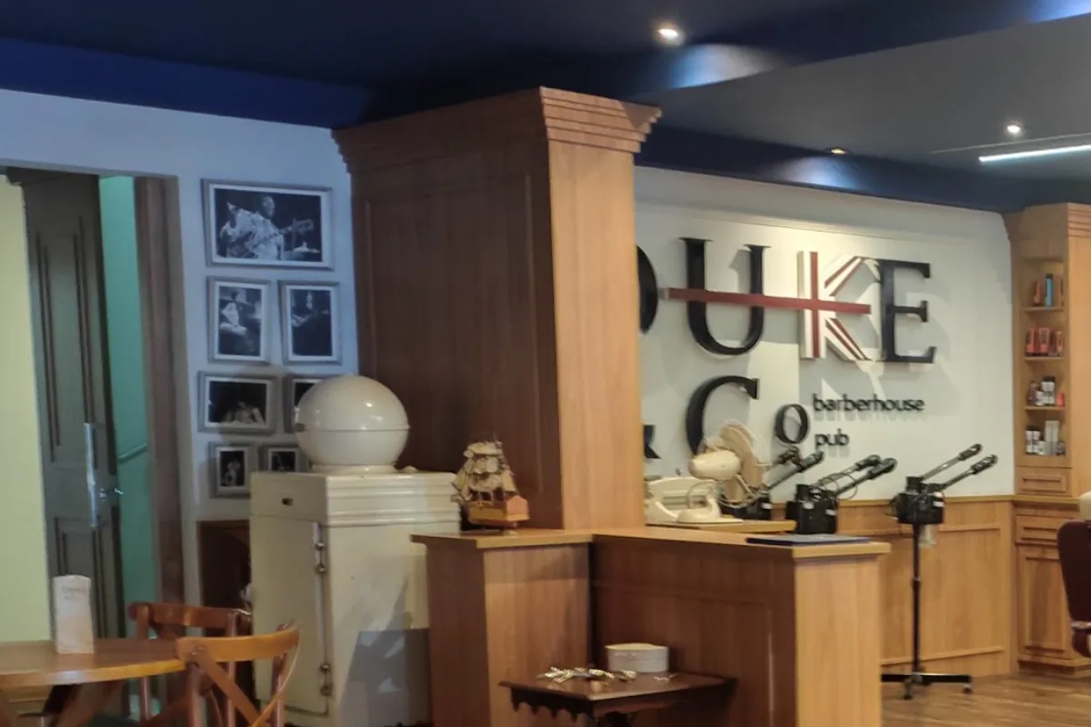 Mesas, madeira e detalhes de hospitalidade no interior da Duke